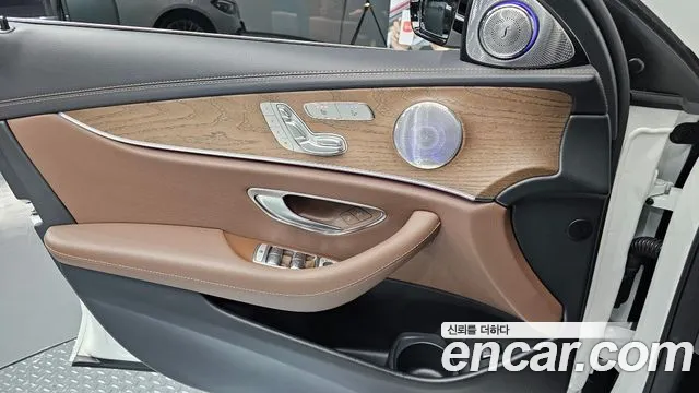 Mercedes-Benz E-Class 2022 — фото 14