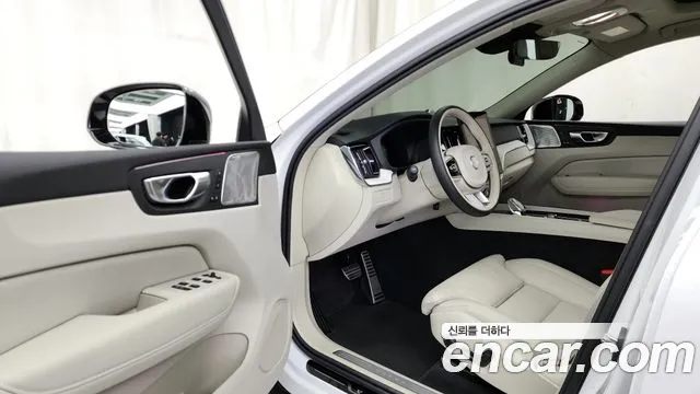 Volvo XC60 2026 — фото 10