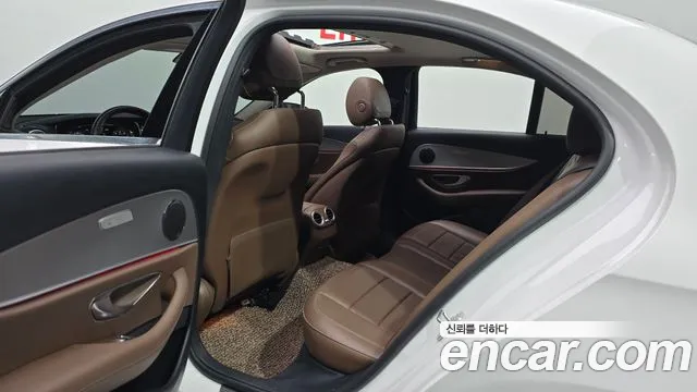 Mercedes-Benz E-Class 2018 — фото 16