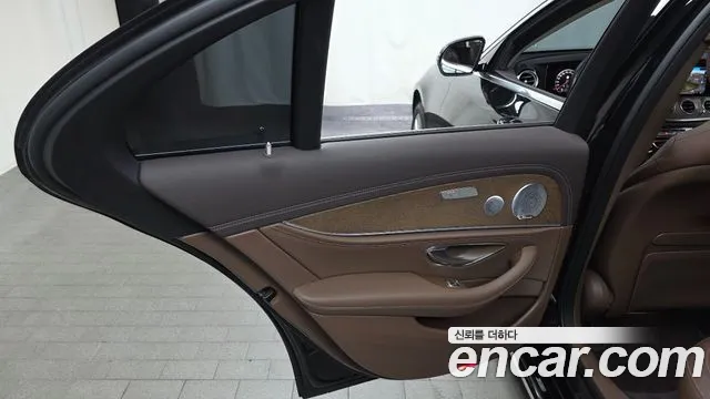 Mercedes-Benz E-Class 2019 — фото 15