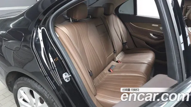 Mercedes-Benz E-Class 2019 — фото 16