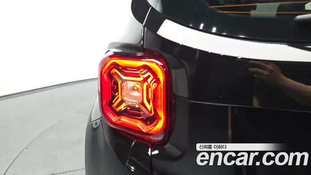 Jeep Renegade 2023 — фото 8