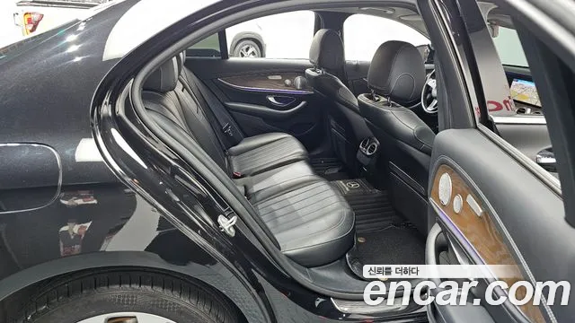 Mercedes-Benz E-Class 2018 — фото 12