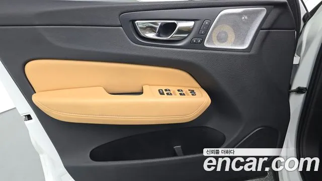 Volvo XC60 2019 — фото 14