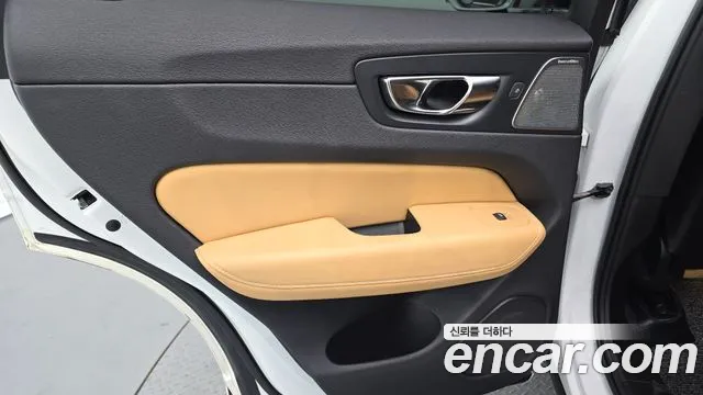 Volvo XC60 2019 — фото 15