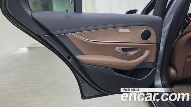 Mercedes-Benz E-Class 2021 — фото 15