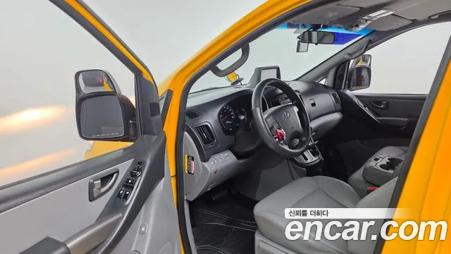 Hyundai Starex 2019 — фото 10