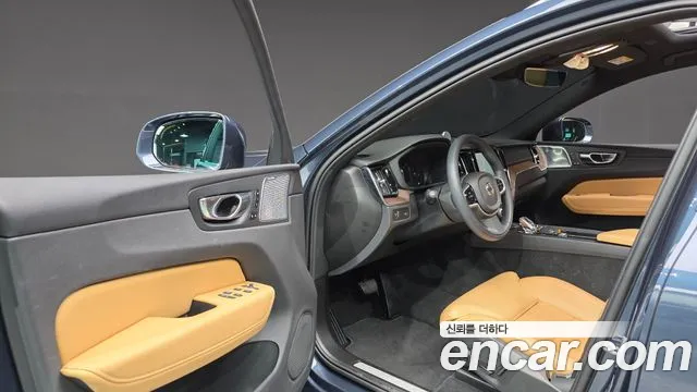 Volvo XC60 2022 — фото 10