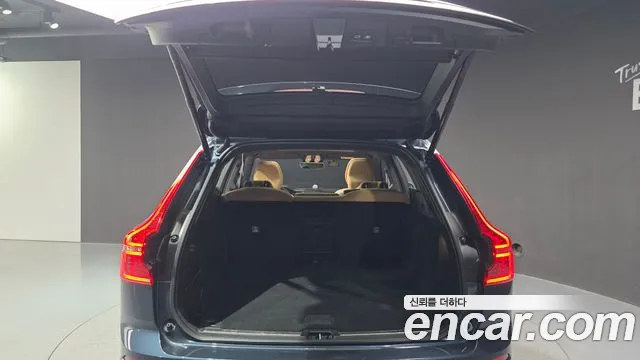 Volvo XC60 2022 — фото 20