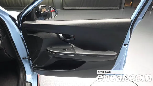 Hyundai Veloster 2021 — фото 14