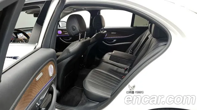 Mercedes-Benz E-Class 2020 — фото 17
