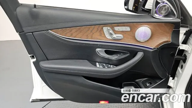 Mercedes-Benz E-Class 2020 — фото 14