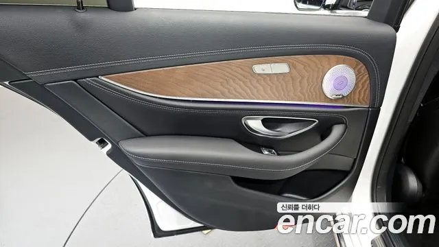 Mercedes-Benz E-Class 2020 — фото 15