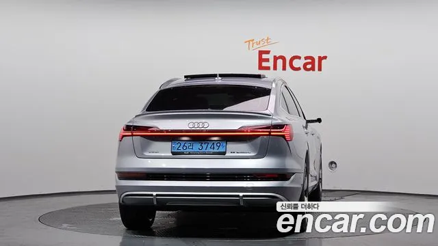 Audi e-tron 2022 — фото 4