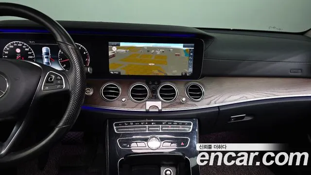 Mercedes-Benz E-Class 2017 — фото 14