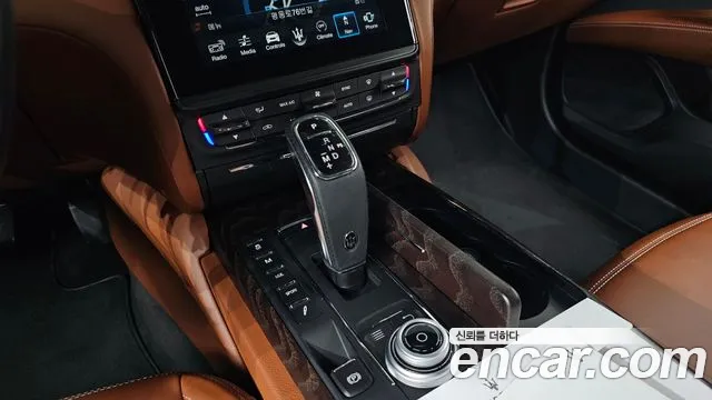Maserati Quattroporte 2018 — фото 9