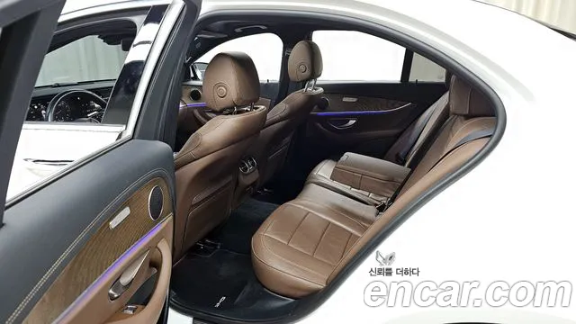 Mercedes-Benz E-Class 2021 — фото 11