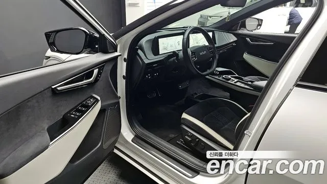 Kia EV6 2022 — фото 12