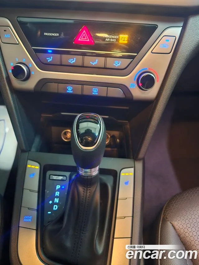 Hyundai AVANTE 2018 — фото 14