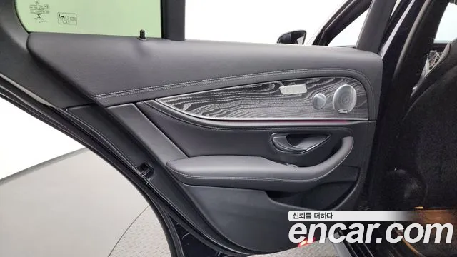 Mercedes-Benz E-Class 2021 — фото 15