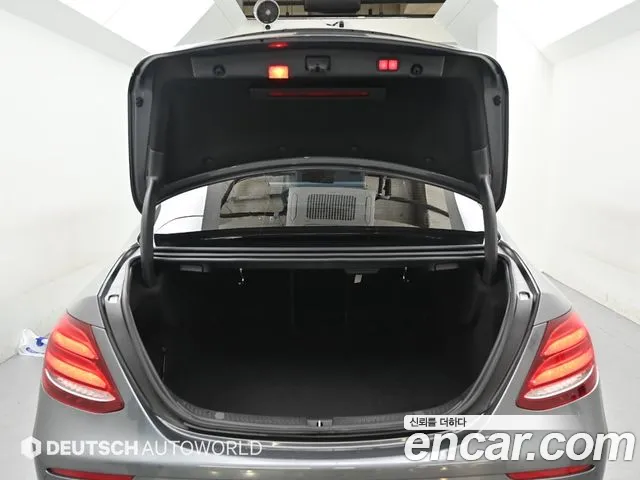 Mercedes-Benz E-Class 2019 — фото 19