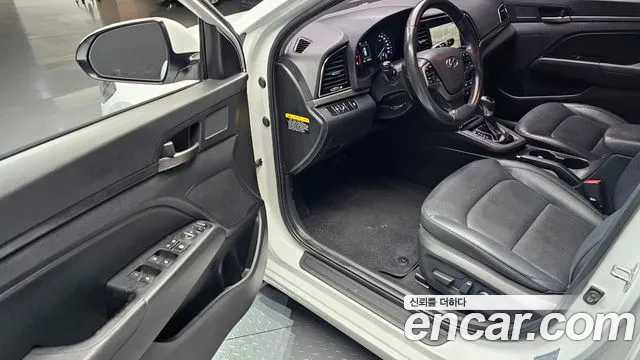 Hyundai AVANTE 2017 — фото 10