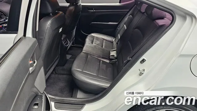 Hyundai AVANTE 2017 — фото 12