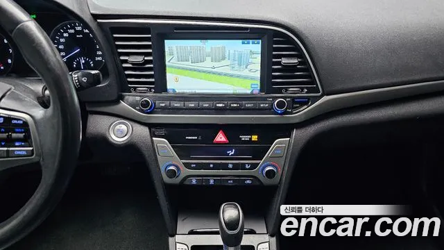 Hyundai AVANTE 2017 — фото 15