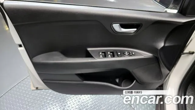 Kia Stonic 2018 — фото 14