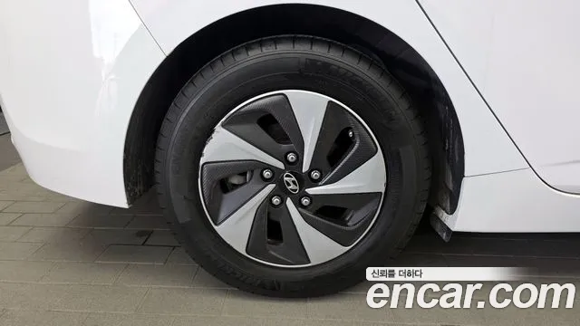 Hyundai Ioniq 2017 — фото 5