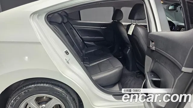 Hyundai AVANTE 2016 — фото 12