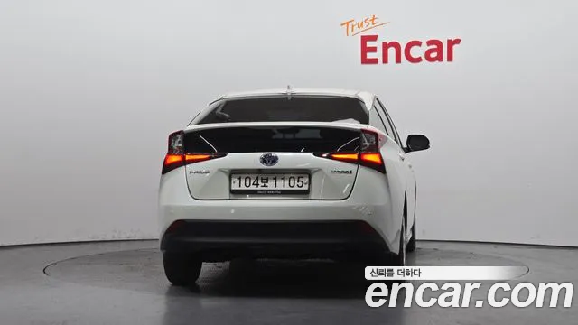 Toyota Prius 2020 — фото 4
