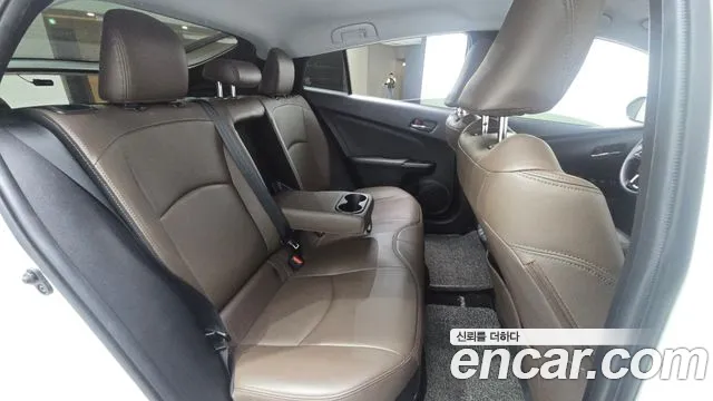 Toyota Prius 2020 — фото 12