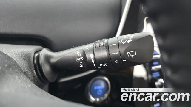Toyota Prius 2020 — фото 17