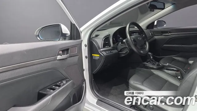 Hyundai AVANTE 2017 — фото 13