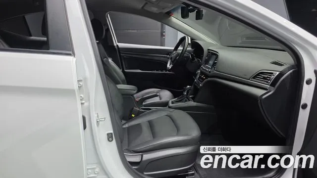 Hyundai AVANTE 2017 — фото 17