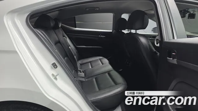 Hyundai AVANTE 2017 — фото 18