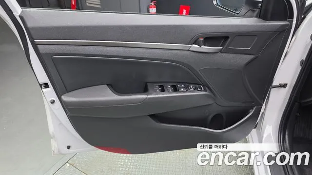 Hyundai AVANTE 2017 — фото 14