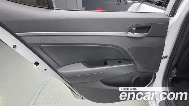 Hyundai AVANTE 2017 — фото 15