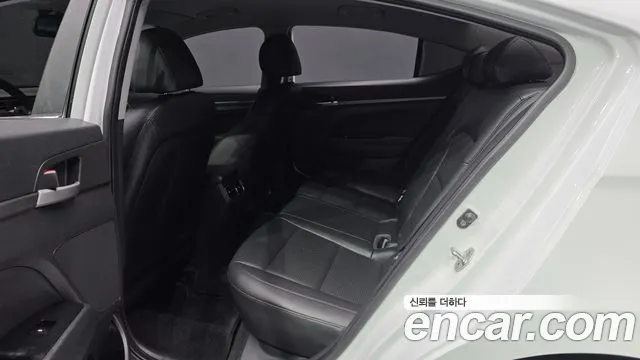 Hyundai AVANTE 2017 — фото 16