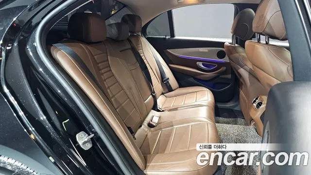 Mercedes-Benz E-Class 2018 — фото 11