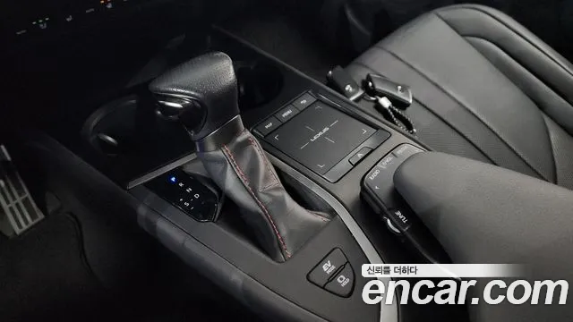Lexus UX 2021 — фото 12