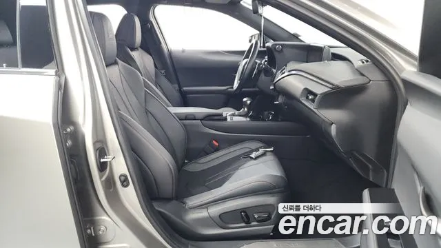 Lexus UX 2021 — фото 17