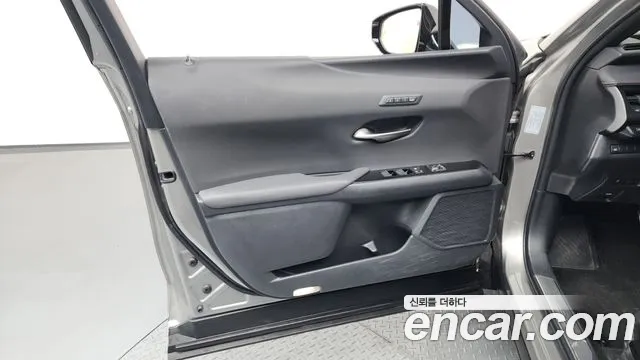 Lexus UX 2021 — фото 14