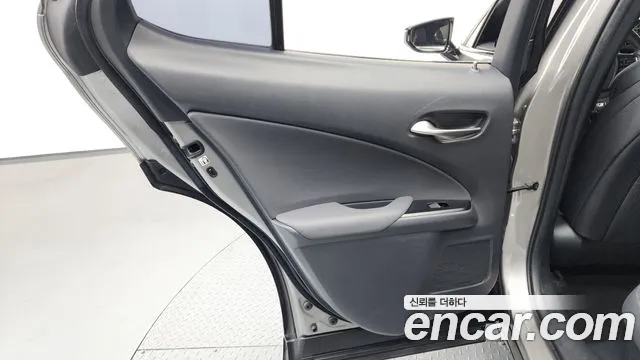 Lexus UX 2021 — фото 15