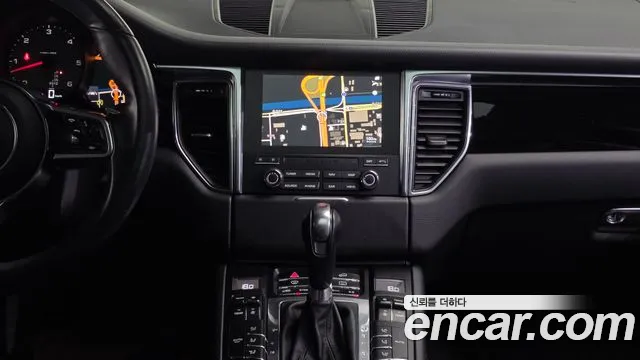 Porsche Macan 2017 — фото 13