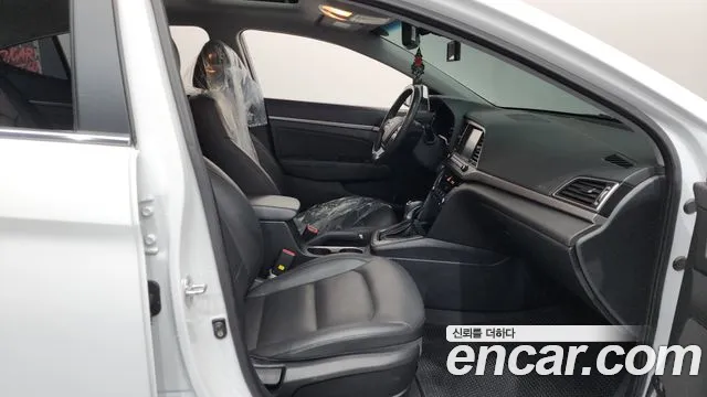 Hyundai AVANTE 2018 — фото 16