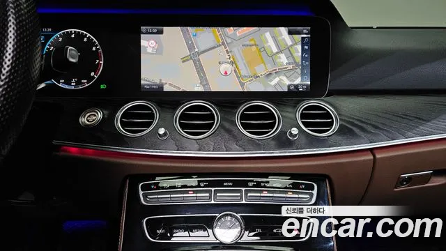 Mercedes-Benz E-Class 2018 — фото 18