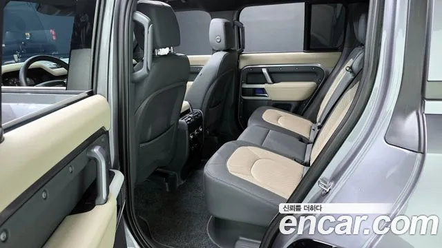 Land Rover Defender 2023 — фото 18
