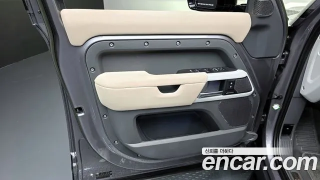 Land Rover Defender 2023 — фото 14